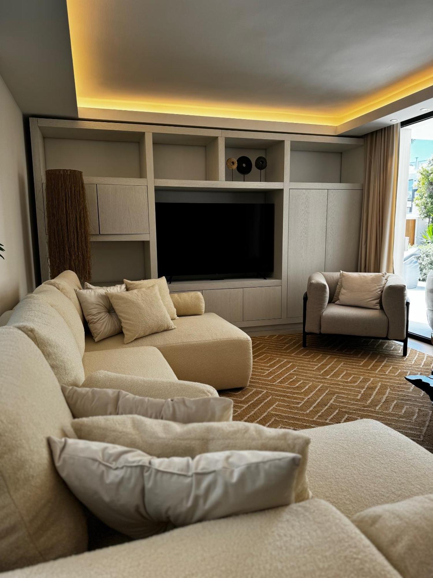 Villa Bliss - Luxury 4-bedroom With Garden, Private Pool & Jacuzzi, Marbesa Near- 5 Min To The Cabopino *
