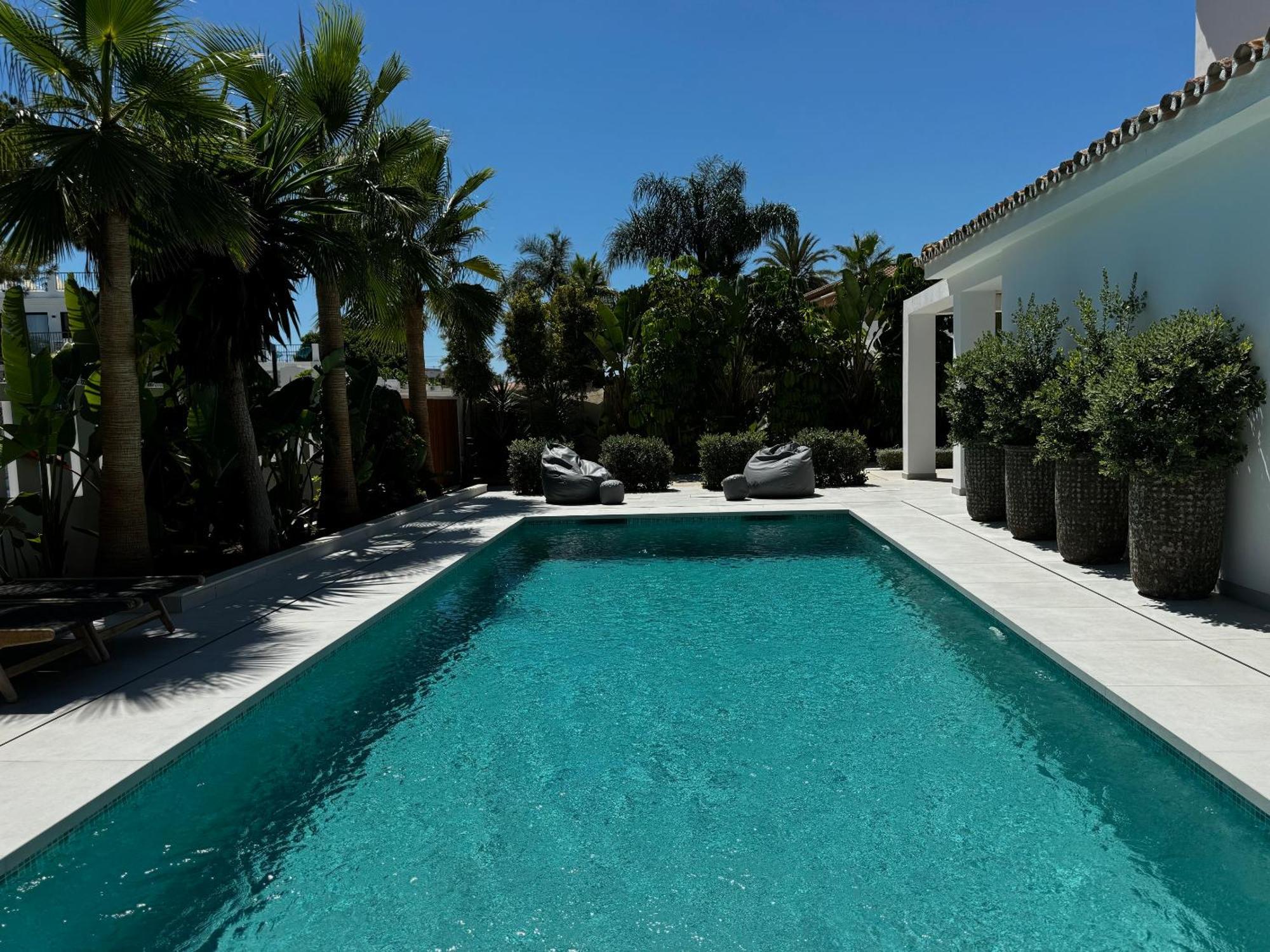 Villa Bliss - Luxury 4-bedroom With Garden, Private Pool & Jacuzzi, Marbesa Near- 5 Min To The Cabopino Marbella