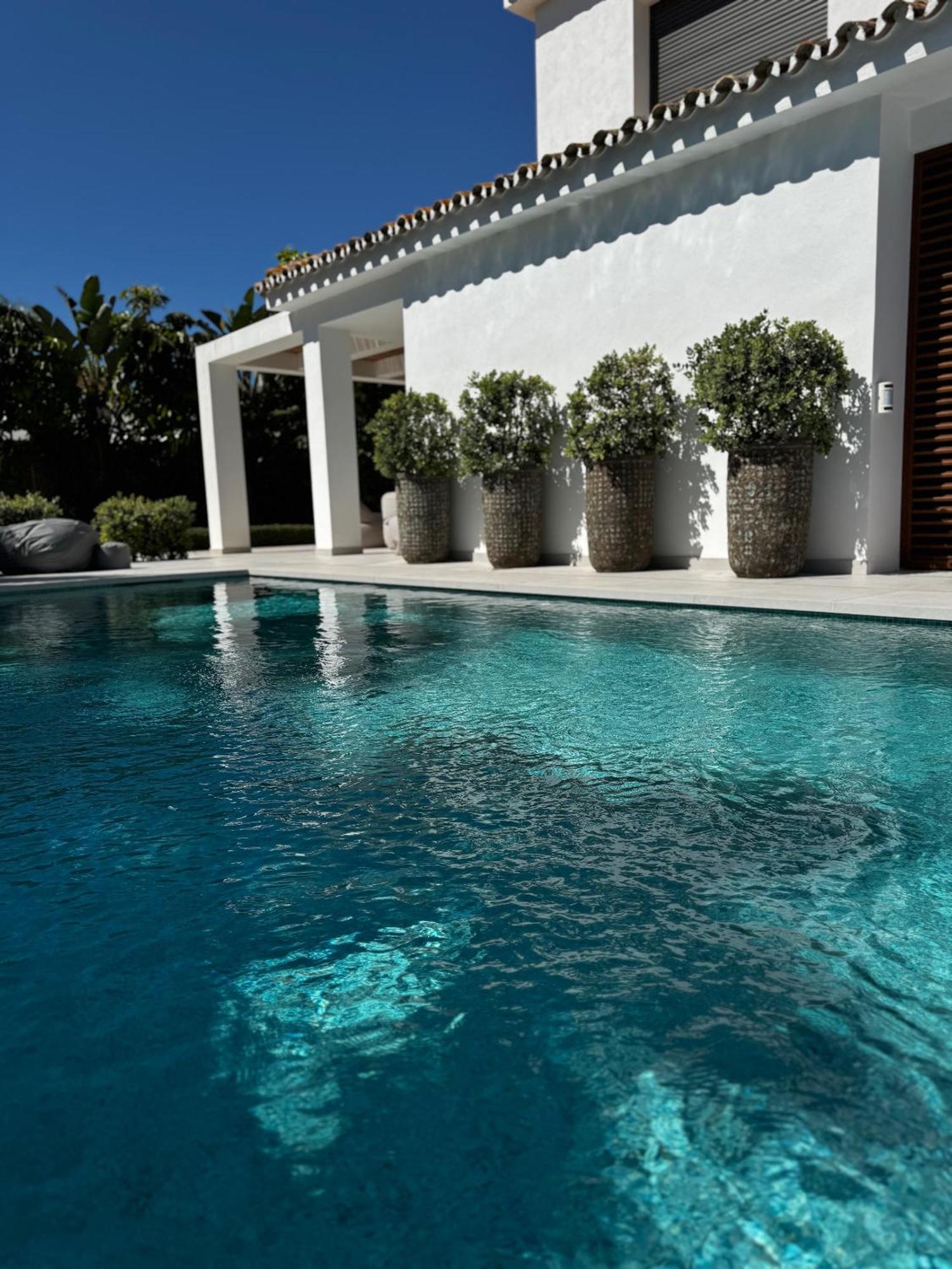 Bliss - Luxury 4-bedroom With Garden, Private Pool & Jacuzzi, Marbesa Near- 5 Min To The Cabopino *