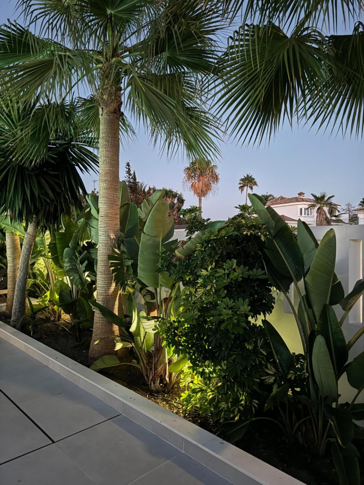 Family Bliss In Marbella- Beautiful Brand-new 4 Bedroom With Garden, Private Pool & Jacuzzi, Marbesa 500 M To The Cabopino * Marbella
