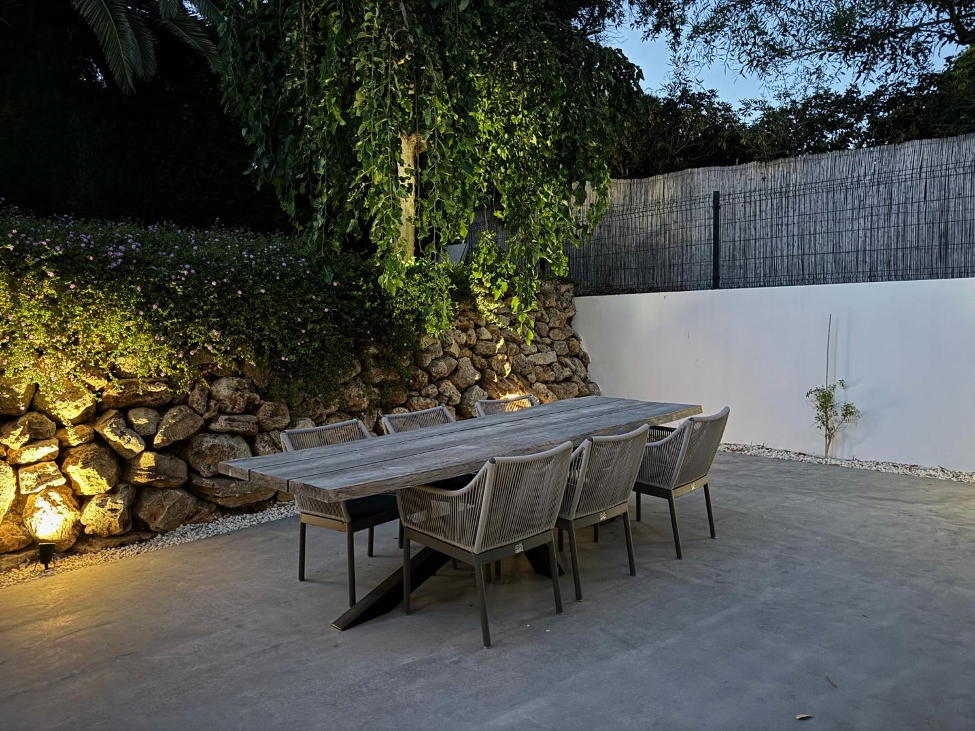 Family Bliss In Marbella- Beautiful Brand-new 4 Bedroom With Garden, Private Pool & Jacuzzi, Marbesa 500 M To The Cabopino Villa *