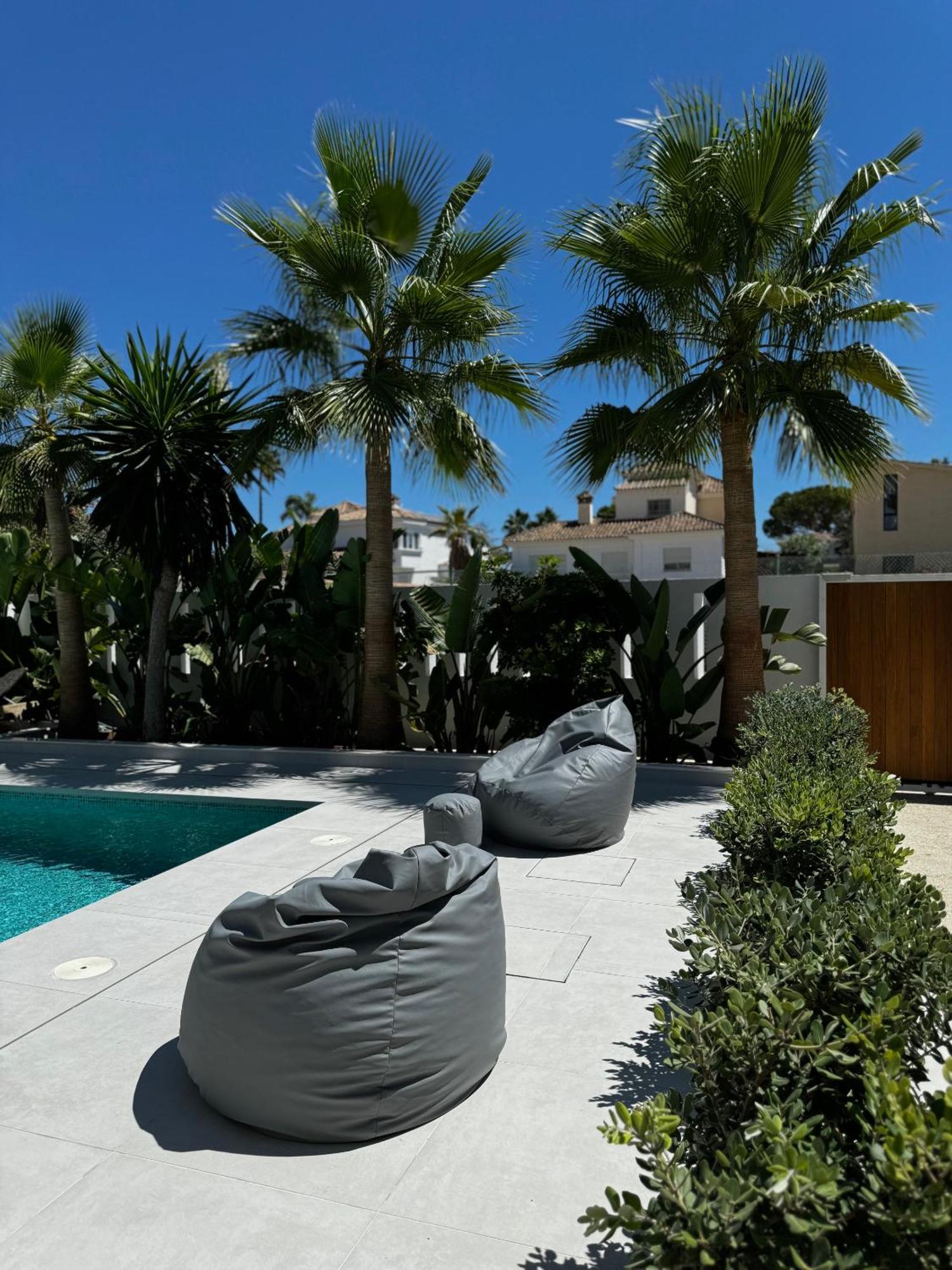 Family Bliss In Marbella- Beautiful Brand-new 4 Bedroom With Garden, Private Pool & Jacuzzi, Marbesa 500 M To The Cabopino Marbella