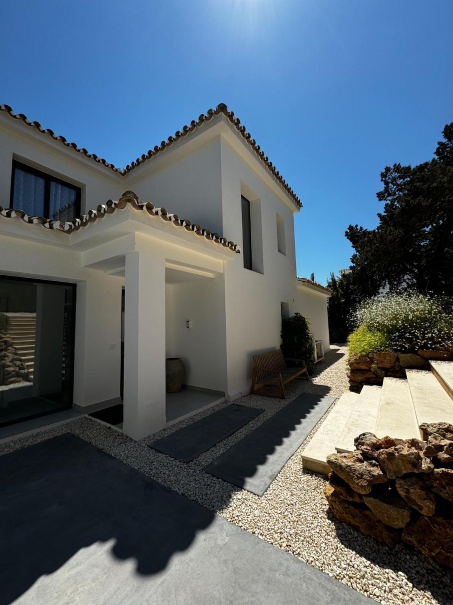 Family Bliss In Marbella- Beautiful Brand-new 4 Bedroom With Garden, Private Pool & Jacuzzi, Marbesa 500 M To The Cabopino *