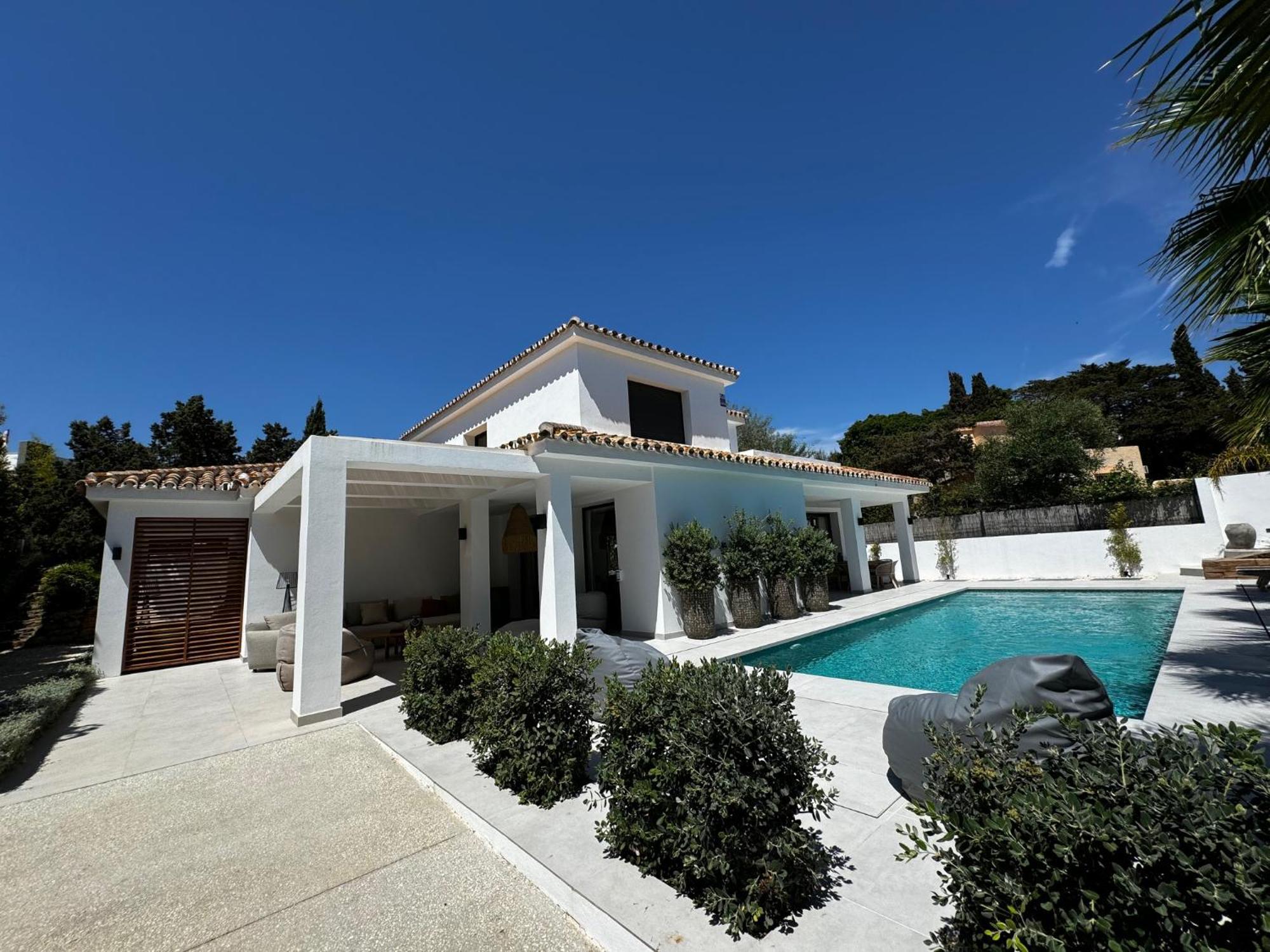 Family Bliss In Marbella- Beautiful Brand-new 4 Bedroom With Garden, Private Pool & Jacuzzi, Marbesa 500 M To The Cabopino