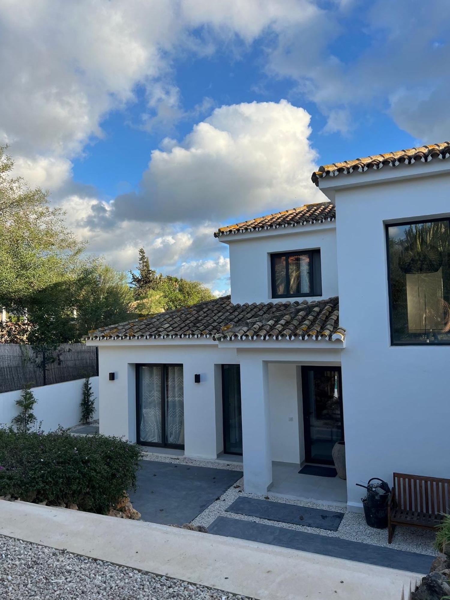Family Bliss In Marbella- Beautiful Brand-new 4 Bedroom With Garden, Private Pool & Jacuzzi, Marbesa 500 M To The Cabopino Villa