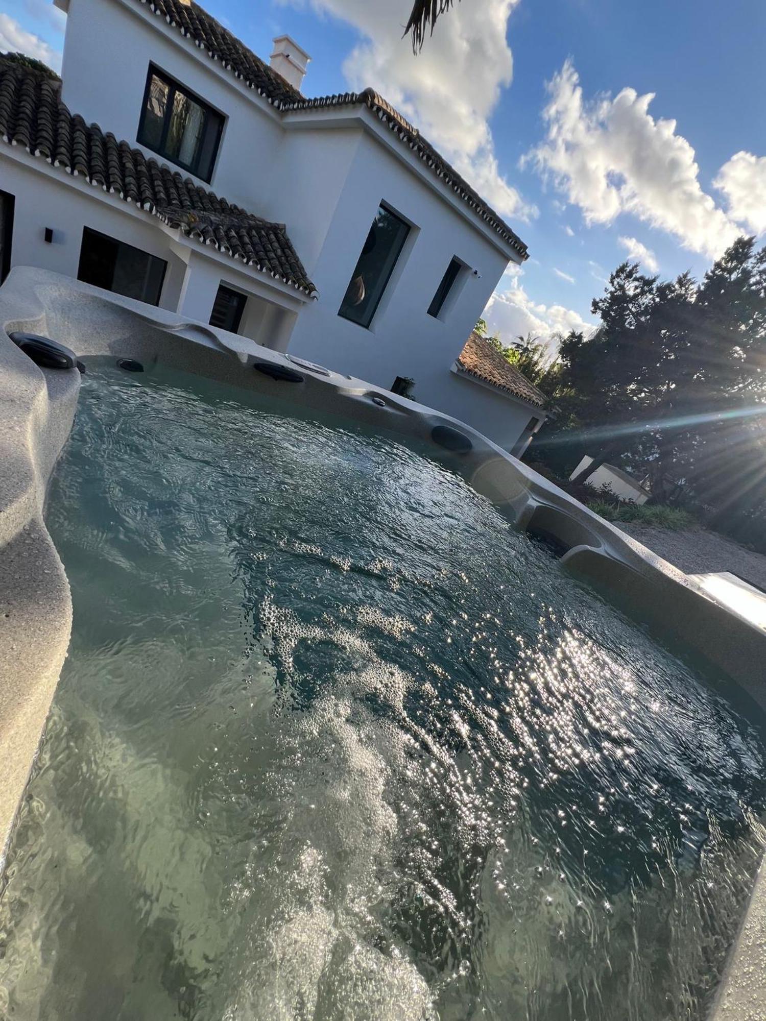 Villa Family Bliss In Marbella- Beautiful Brand-new 4 Bedroom With Garden, Private Pool & Jacuzzi, Marbesa 500 M To The Cabopino *